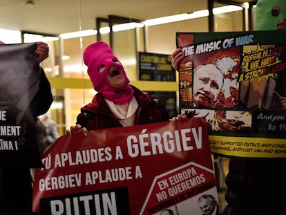 Manifestantes contra Putin y Valeri Guérguiev, en el Auditorio Nacional de Barcelona, el 1 de febrero pasado.