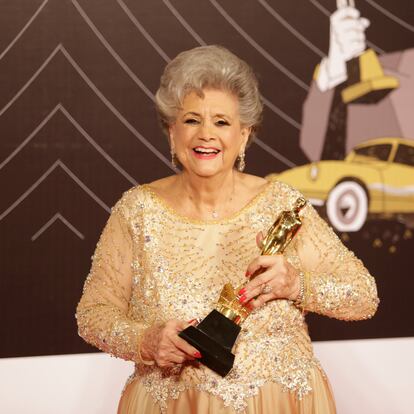 Queta Lavat muestra su premio  durante la 60°. entrega de los Premios Ariel, en junio de 2018.