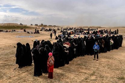 Mujeres y niños evacuados de las últimas zonas bajo control yihadista, en el este de Siria.