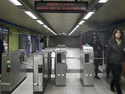 Viajeros de la lína 5 del Metro de Madrid