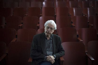 El poeta Charles Simic, en el auditorio de la Escuela Preparatoria número 7 de Guadalajara (México).
