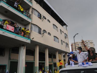 El candidato presidencial por CREO-PSC, Guillermo Lasso, durante un recorrido por Guayaquil, este jueves.