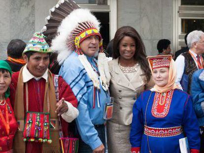 Fotografía cedida por la ONU de representantes de varios grupos indígenas tomándose una foto frente al edificio de las Naciones Unidas en Nueva York.