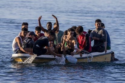Un grupo de jóvenes cruzan en barca la frontera de Marruecos y España, este miércoles.