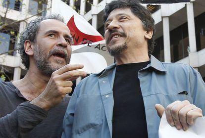 Willy Toledo y Carlos Bardem durante las protestas del 29-M