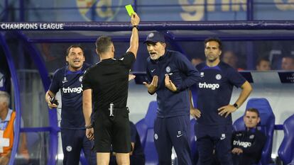 Thomas Tuchel recibe una tarjeta amarilla durante el partido del Chelsea contra el Dinamo de Zagreb de Champions League, ayer martes.