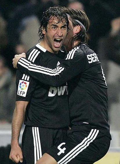 Raúl celebra con Sergio Ramos su gol al Espanyol (0-2).
