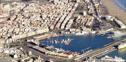 Vista a&eacute;rea de la d&aacute;rsena del puerto de Valencia.