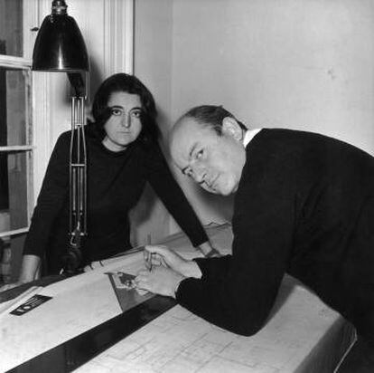 Los arquitectos Peter y Alison Smithson, en su estudio de Londres en 1961.