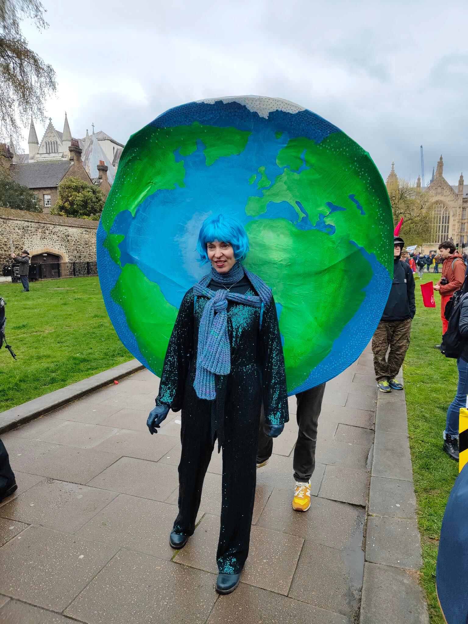 Una activista despliega el globo terráqueo en el evento organizado por Extinction Rebellion en Londres