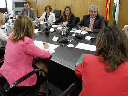 Un momento de la reuni&oacute;n de la consejera de la Presidencia con los delegados de la Junta.