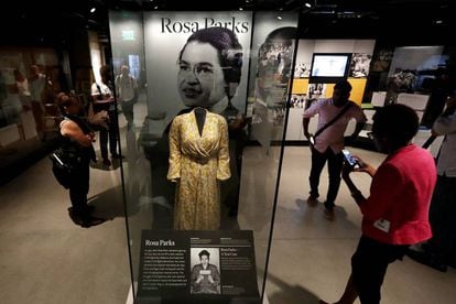 El vestido que estaba elaborando la activista Rosa Parks el día que fue detenida por negarse a ceder su asiento en un autobús.