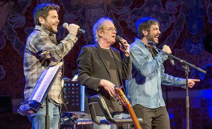 Aute en su concierto del Palau de la M&uacute;sica, cantando &#039;Una de dos&#039;, con los Estopa.