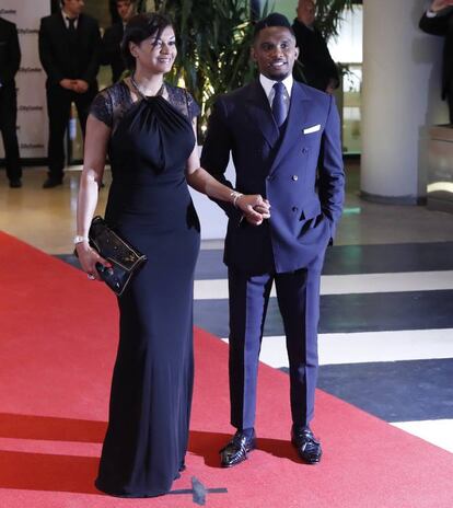 El exjugador del FC Barcelona Samuel Etoo y su esposa Georgette posan a la llegada de la boda de Messi.