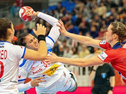 La española Almudena Rodríguez, durante el partido de semifinales del Mundial de balonmano femenino contra la selección de Noruega.