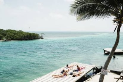 Turistas tomando el sol en Cayo Caulker, en Belice.