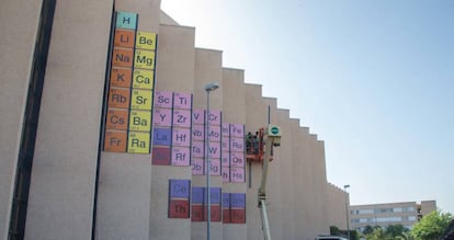 Instalación de una tabla periódica en la Facultad de Química de la Universidad de Murcia.