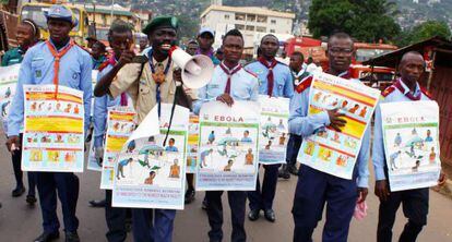 Una movilizaci&oacute;n para informar a la poblaci&oacute;n en Freetown, Sierra Leona.