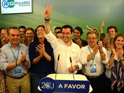 El líder del PP andaluz, Juan Manuel Moreno (en el centro), tras su victoria.