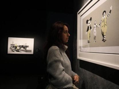 Una visitante, en la exposición de Banksy, en Ifema. En vídeo, el polémico arte de Banksy llega a Madrid.