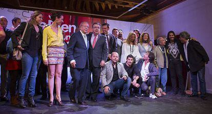 Algunos de los artistas y del equipo de la Bienal de Flamenco.