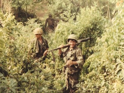 Oliver Stone, en 1968 en la guerra de Vietnam transportando una ametralladora M60.