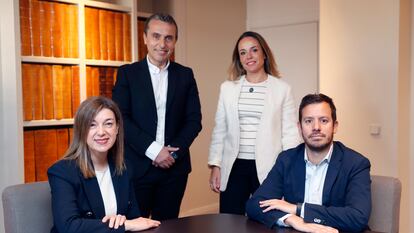 De inzquierda a derecha, Rocío López, CIO de ING España y Portugal; Roberto Pagán, director de pagos de BBVA España; María del Mar Ruiz, responsable global de estrategia y desarrollo de negocio de la división Global Cards and Digital Solutions de Grupo Santander, y Jorge Sánchez, responsable de pagos en Accenture España, Portugal e Israel.