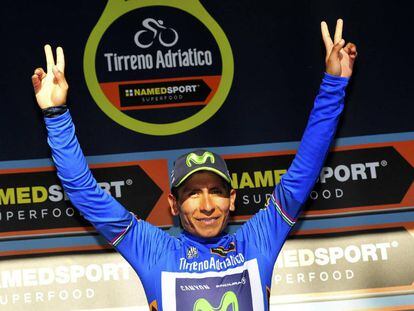 Nairo Quintana, en el podio de la Tirreno, con el maillot azul de l&iacute;der.