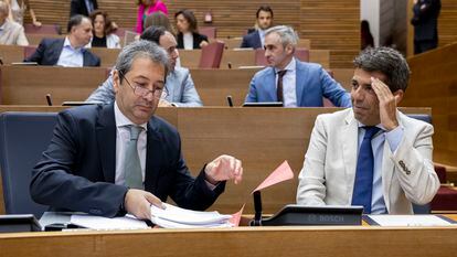 El presidente de la Generalitat, Carlos Mazón (PP), conversa con el vicepresidente primero del Consell y consejero de Cultura y Deporte, Vicente Barrera (Vox), en las Cortes Valencianas.