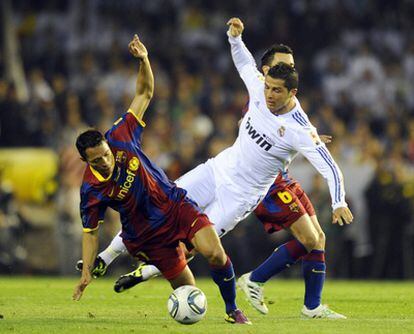 Cristiano, junto a Xavi y a Adriano.