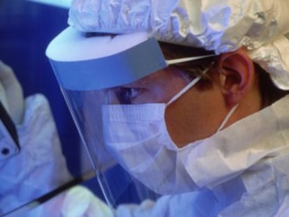 Un técnico de laboratorio, en una investigación sobre el sida