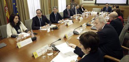 El ministro Alfonso Alonso y delegados de las autonomías, este lunes.