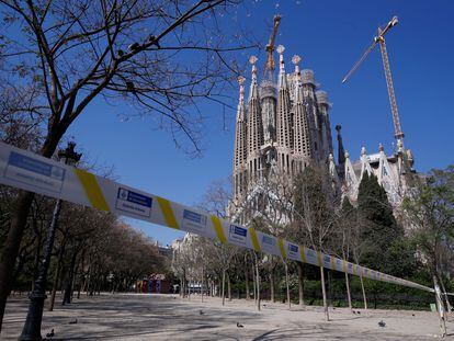 Una cinta impide el acceso a la Sagrada Familia, uno de los monumentos más visitados de Barcelona, por el estado de alarma.