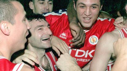 Joan Creus en el medio, tras ganar la Liga con el TDK Manresa en 1998.