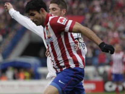 Costa con Ramos, en la acci&oacute;n en la que el Atl&eacute;tico reclam&oacute; penalti