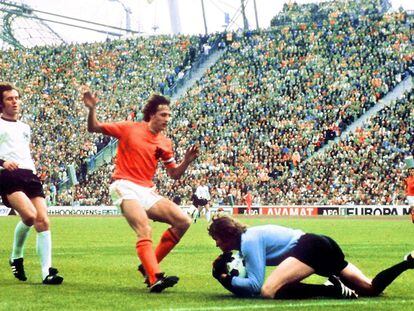 7 de julio de 1974. El portero Sepp Maier atrapa el disparo del holandés Johan Cruyff ante su compañero Franz Beckenbauer en la final Alemania Federal (2)-Países Bajos (1), en el estadio Olímpico de Múnich.