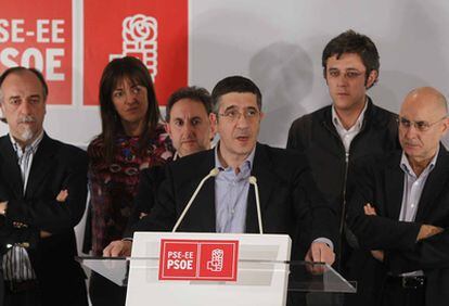 Patxi López rodeado de su ejecutiva, tras conocer los resultados electorales.