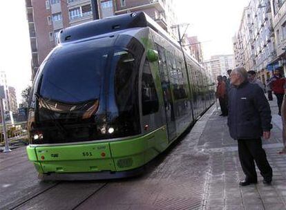 Una unidad del tranvía circula en pruebas por la calle de Angulema, en las inmediaciones del centro de la ciudad.