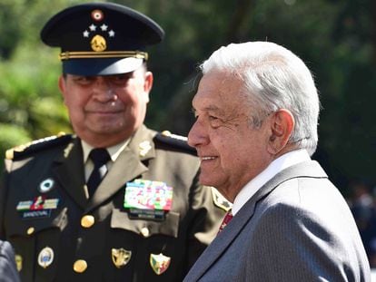El presidente Andrés Manuel López Obrador y Luis Cresencio Sandoval González, secretario de la Defensa Nacional, en febrero de 2022.