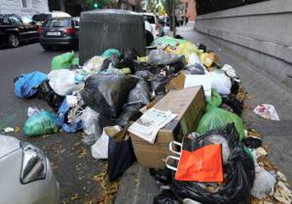 Basura acumulada en la madrileña calle de Caracas.