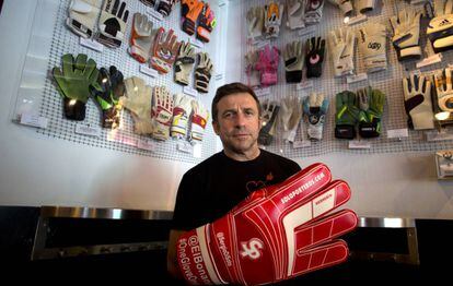 Toni Bonanno en su bar, donde expone 84 pares de guantes de porteros.