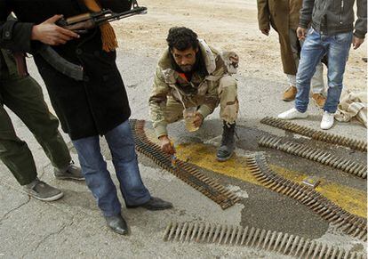 Un miliciano rebelde engrasa munición antiaérea a las afueras de Ajdabiya.