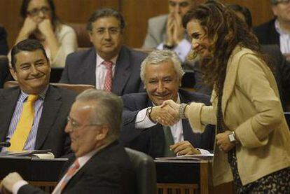 María Jesús Montero saluda a Javier Arenas, ayer en el Parlamento andaluz.