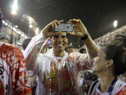 Rafael Nadal toma fotografías durante el desfile de la escuela de Samba Unidos do Viradouro, en el sambódromo de Río de Janeiro