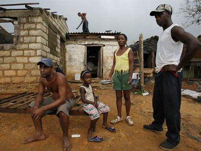 Una familia cubana, frente a su casa destruida por los huracanes Gustav e Ike.