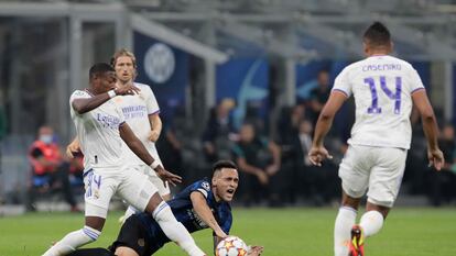 Alaba y Lautaro luchan por un balón ante las miradas de Casemiro y Modric.