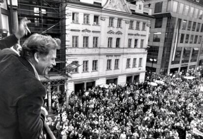 Praga, diciembre de 1989. El escritor Václav Havel, futuro presidente de la República Checa, saludaba desde un balcón.