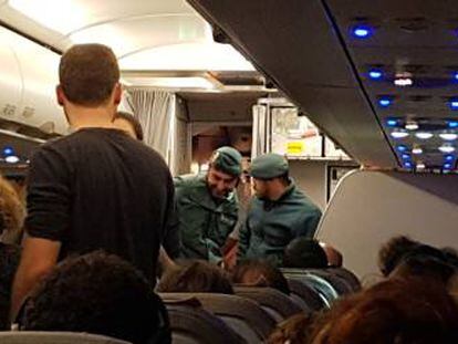 La Guardia Civil en el avión de Vueling donde los pasajeros llevaban cuatro horas esperando despegar