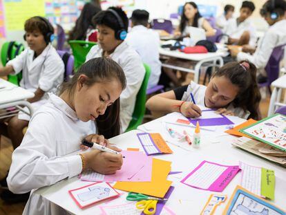 Estudiantes toman clases en un colegio de Buenos Aires, Argentina.