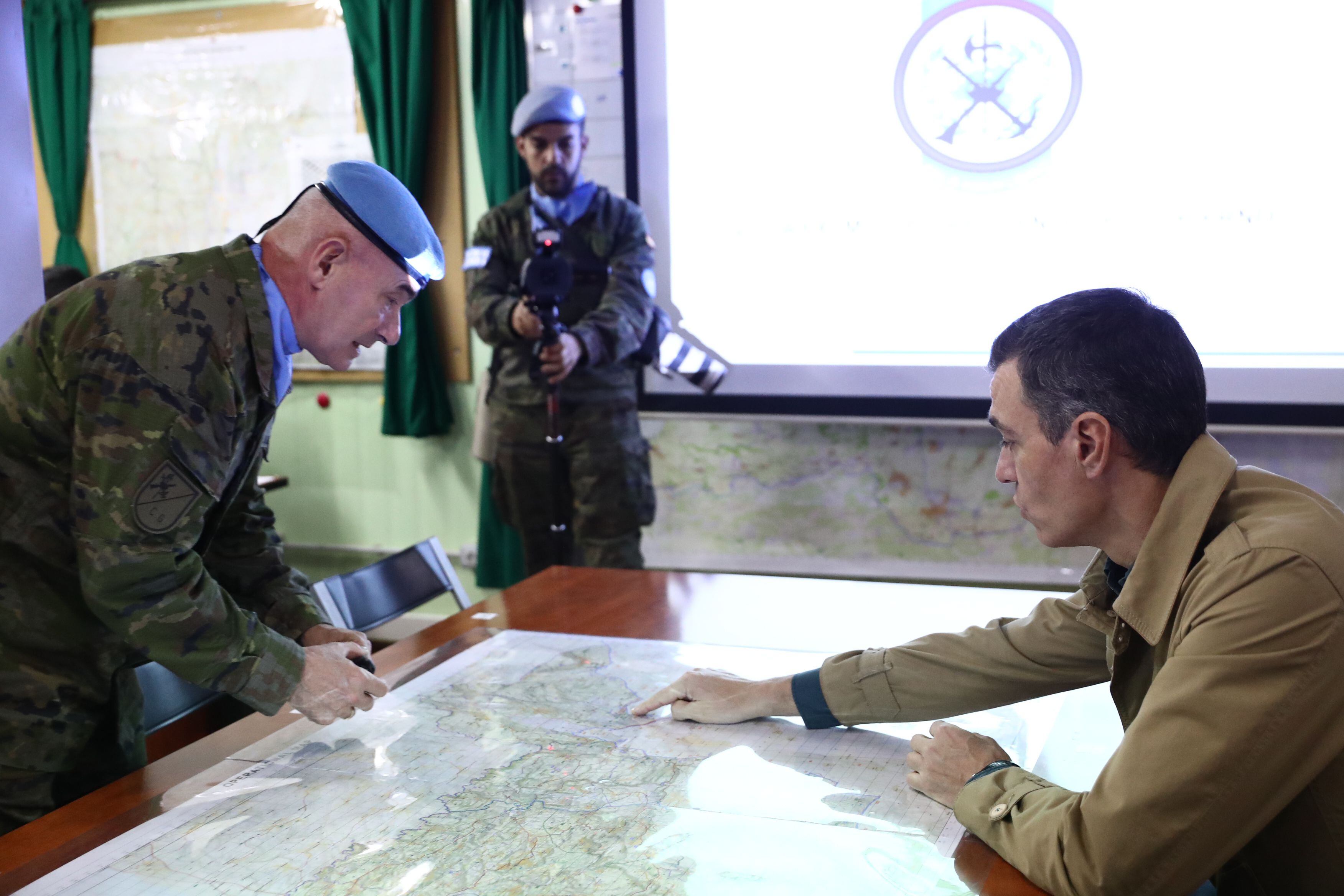 El presidente del Gobierno, Pedro Sánchez, durante la visita de esta mañana a la Base Miguel de Cervantes, en Marjayoun (Líbano)